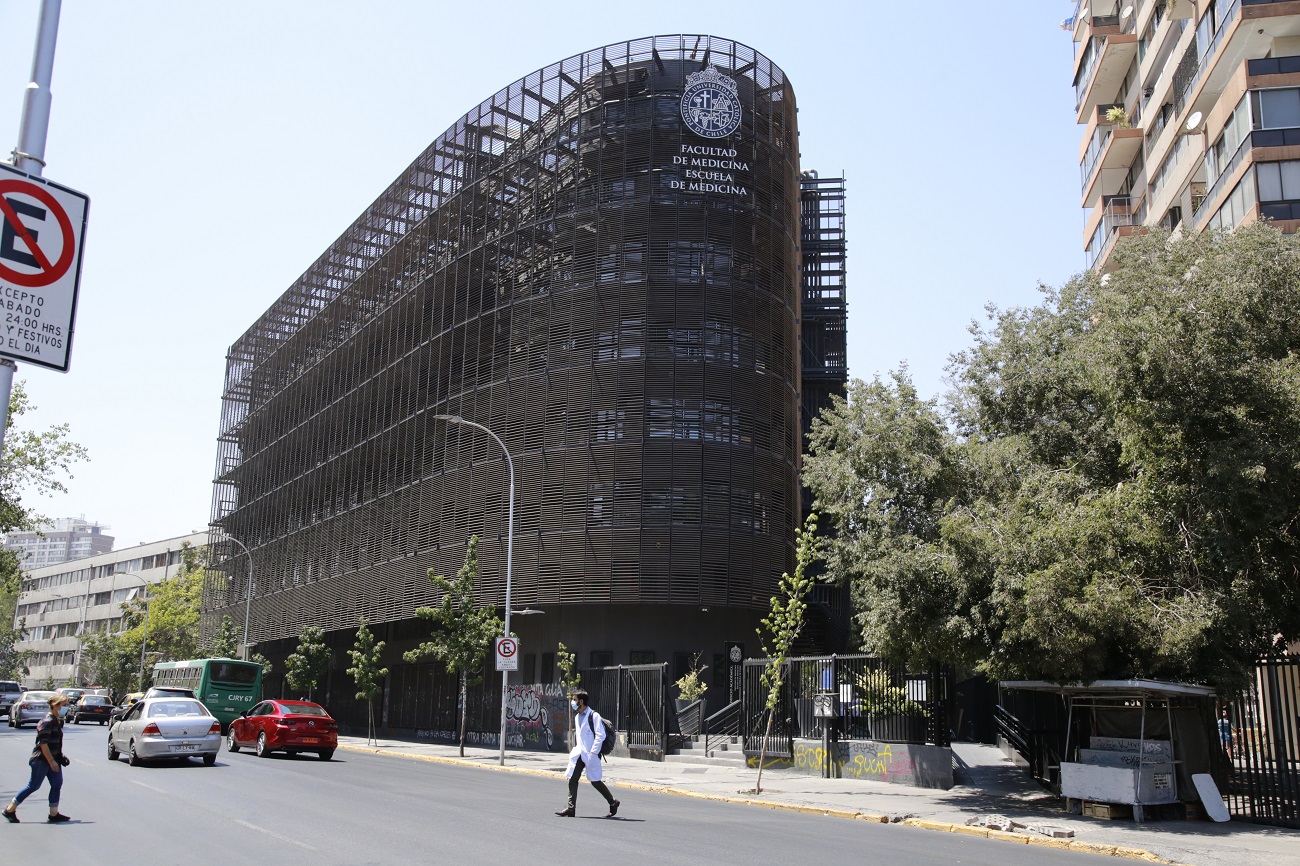 Fachada edificio de la Facultad de Medicina UC