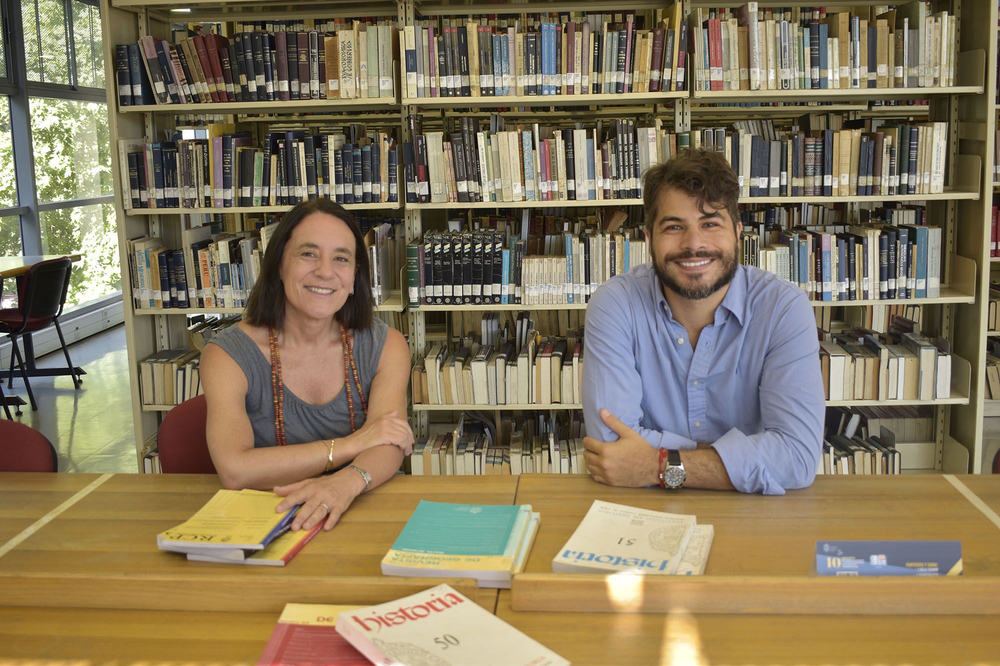 Fotografía de editores de Revistas UC: Olaya Sanfuentes, editora de Revista Historia y Francisco Urdinez, editor de Revista de Ciencia Política.