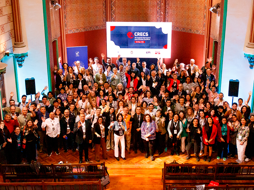 Fotografía de los asistentes al encuentro en el salón de honor del ex congreso nacional. La fotografía es tomada desde las alturas y las personas miran y saludan hacia arriba.