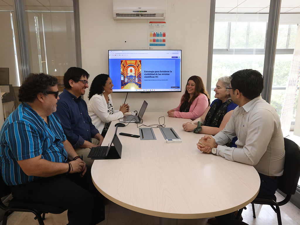 Fotografía de integrantes del comité editorial de revistas uc