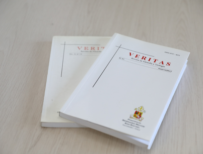 Fotografía de dos ejemplares de revista Veritas en su formato impreso.