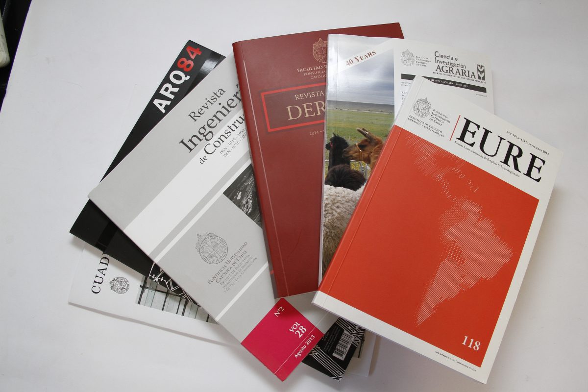 Fotografía de versiones impresas de revistas de investigación de la uc.